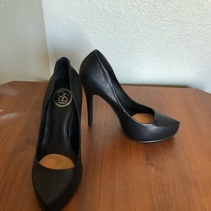 Black pumps